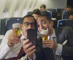 Getapte Heineken tijdens een KLM vlucht